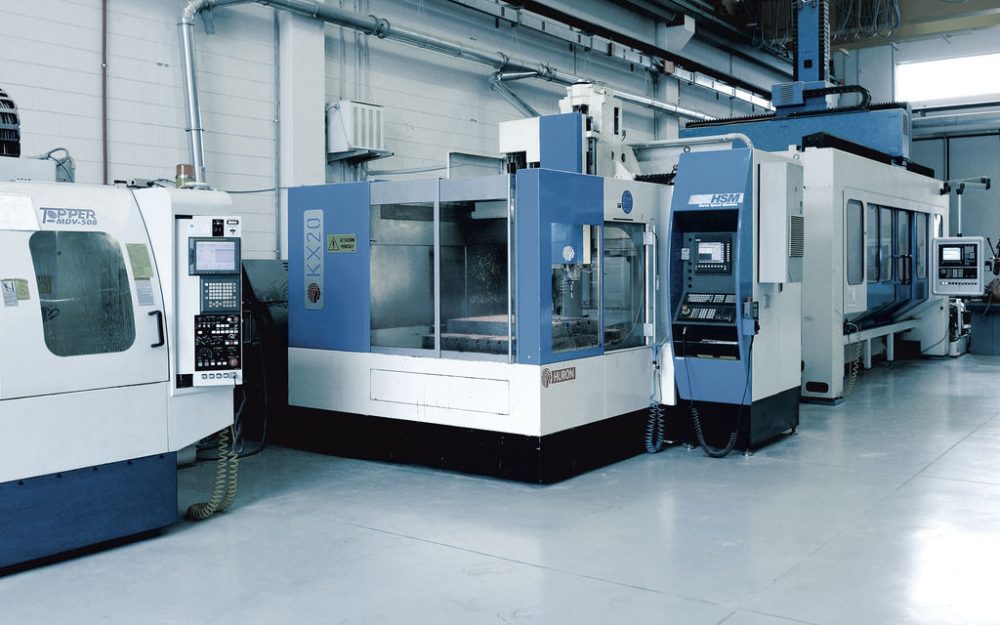 Filare di macchine CNC in ambiente produttivo